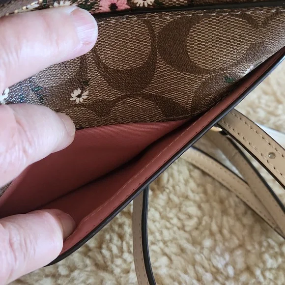 Beautiful Coach Evergreen Wildflower Signatue Camera Style Crossbody Bag 🩷🤍 - Picture 8 of 16